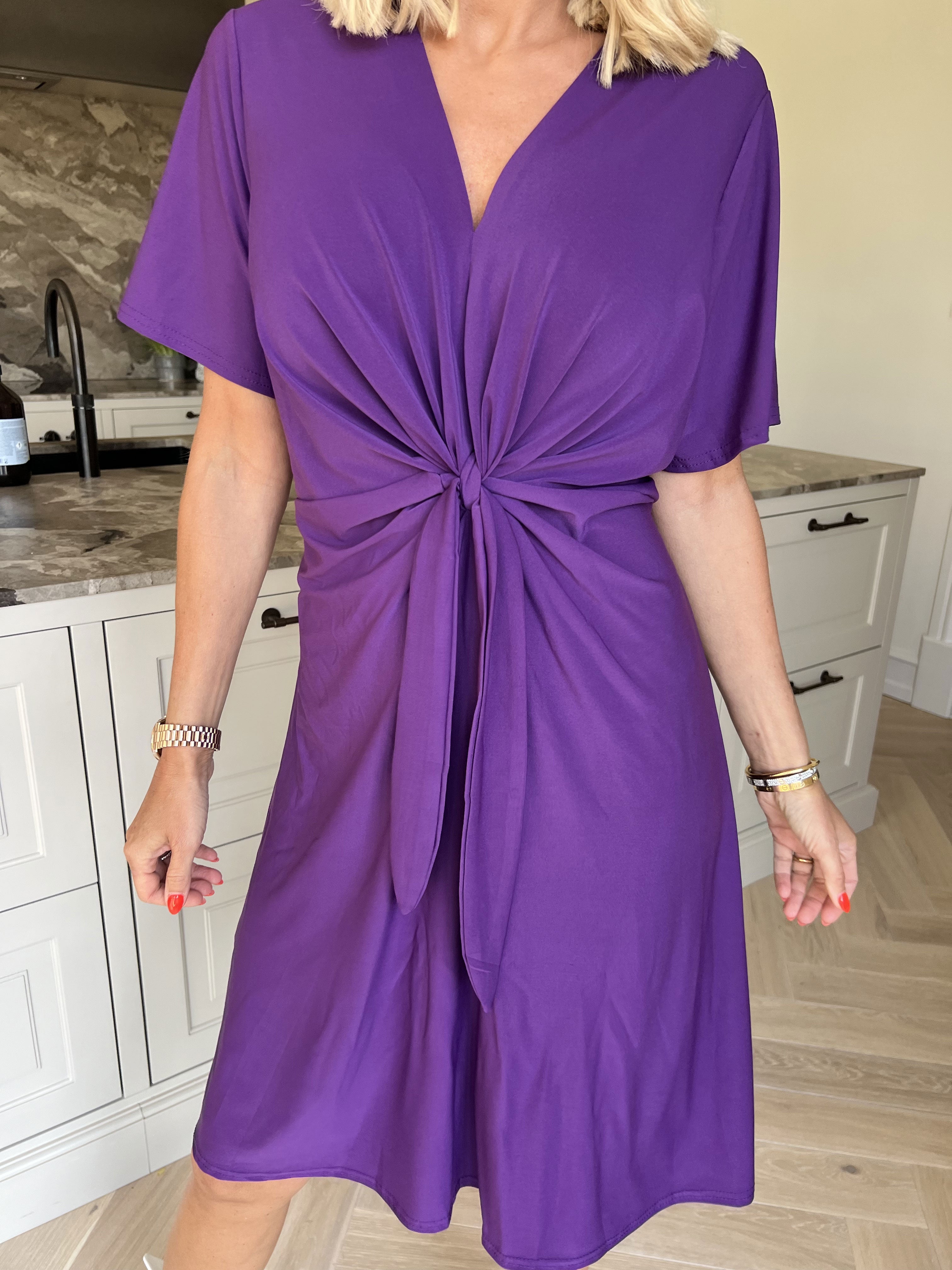 Molly Plain Short - Elastisk kjole med fin knudedetalje foran